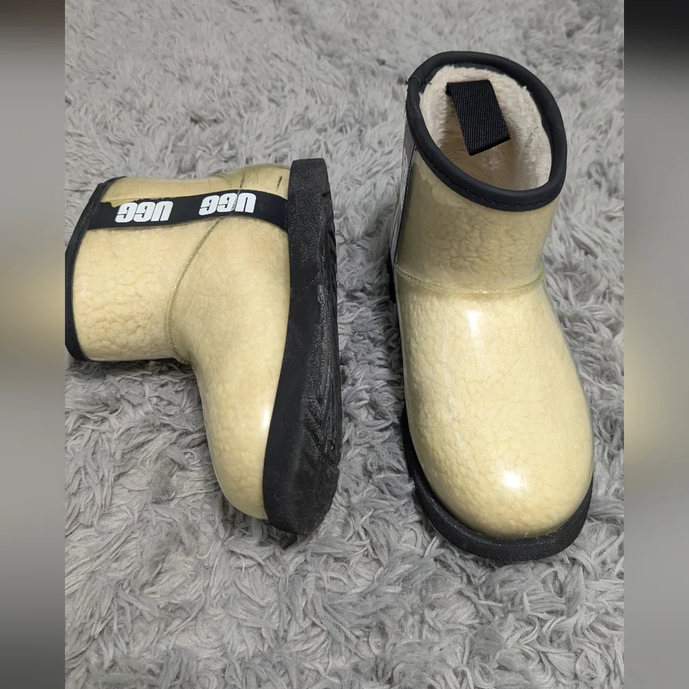 UGG Classic Mini Waterproof Clear‎ Boot Cream Kids Size 4